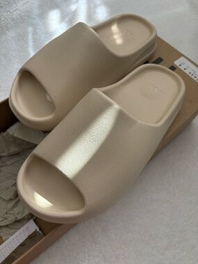 Yeezy Slides YZY size 10 NWT Bone